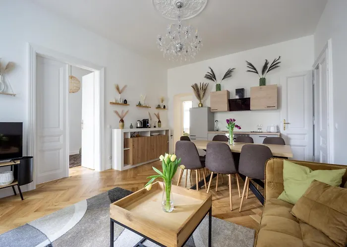 Elegant Heritage With Modern Comfort Appartamento